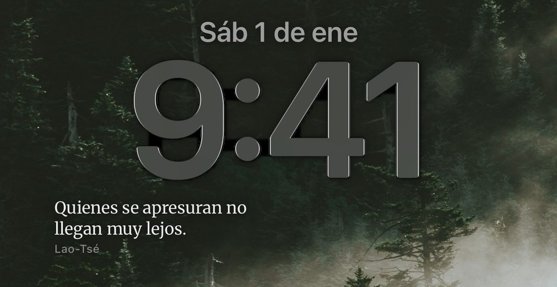 La pantalla de bloqueo de un iPhone con la frase Quienes se apresuran no llegan muy lejos, de Lao-Tsé, debajo del reloj