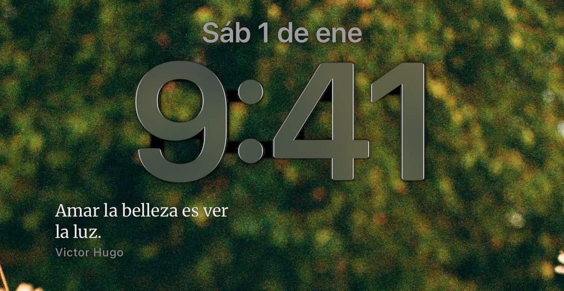 La pantalla de bloqueo de un iPhone con la frase Amar la belleza es ver la luz, de Victor Hugo, debajo del reloj