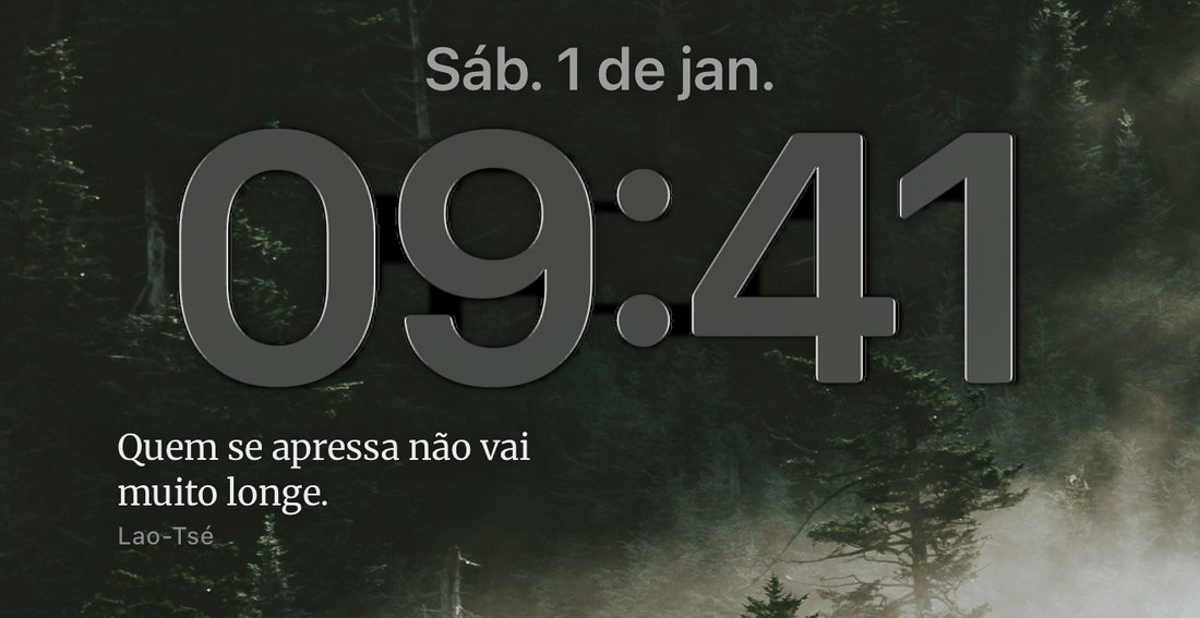 Uma Tela Bloqueada de iPhone com a frase Quem se apressa não vai muito longe, de Lao-Tsé, abaixo do relógio