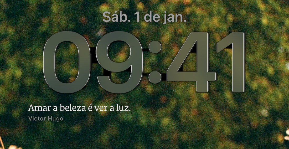 Uma Tela Bloqueada de iPhone com a frase Amar a beleza é ver a luz, de Victor Hugo, abaixo do relógio